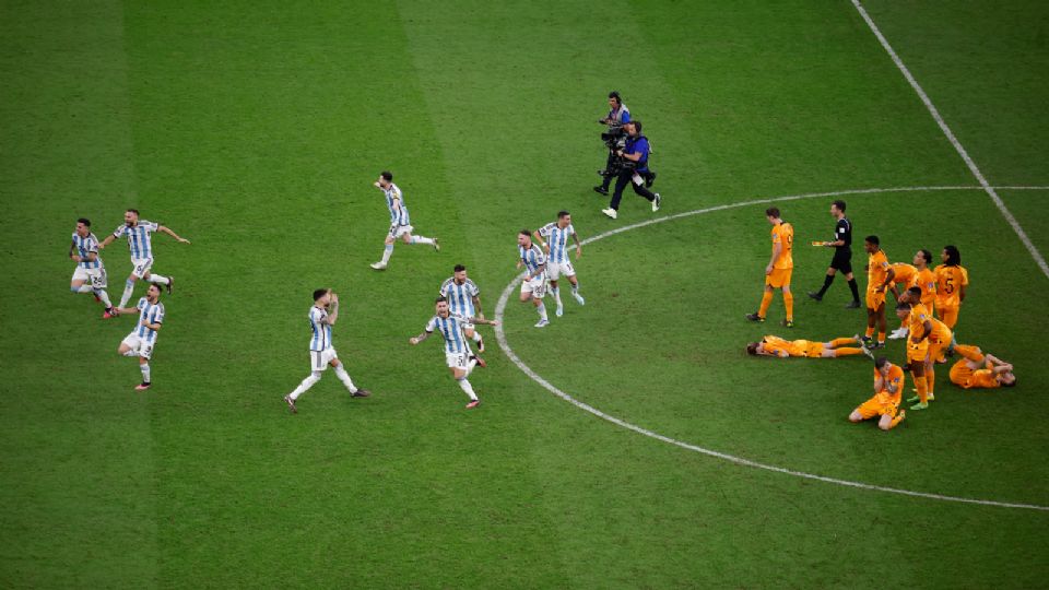 Jugadores de Argentina celebran al ganar la serie de penaltis hoy, en un partido de los cuartos de final del Mundial de Fútbol Qatar 2022 entre Países Bajos y Argentina en el estadio de Lusail (Catar). Foto: EFE / Alberto Estevez