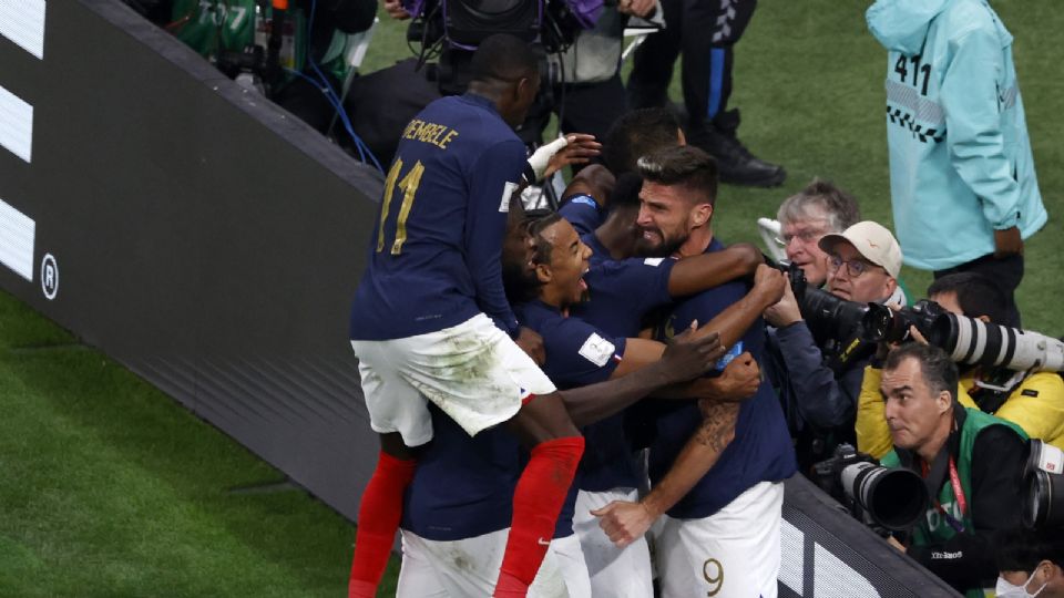 Furbolistas de la selección de Franca festejan un gol en el Mundial de Qatar 2022