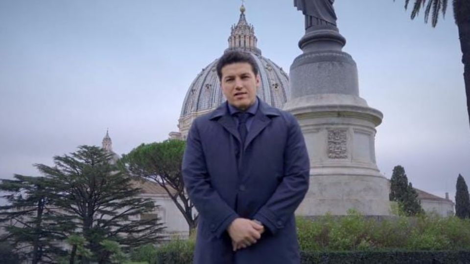 El gobernador de Nuevo León, Samuel García, en los jardines del Vaticano