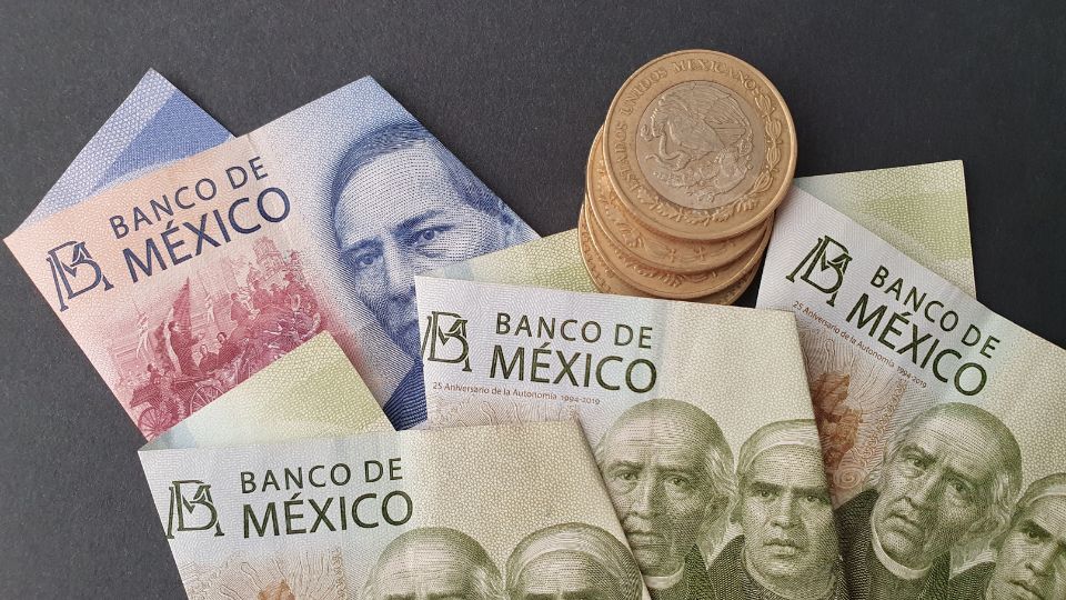 Billetes y monedas mexicanas.