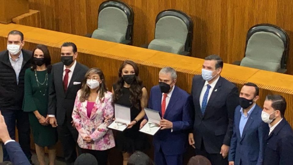 Paloa Longora y Alejandro Rodriguez fueron reconocidos con el con la Medalla Fray Servando Teresa de Mier