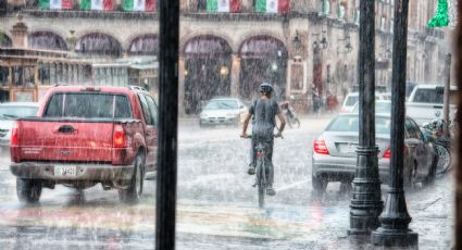 Veracruzanos cantan y bailan al recibir primeras lluvias del temporal