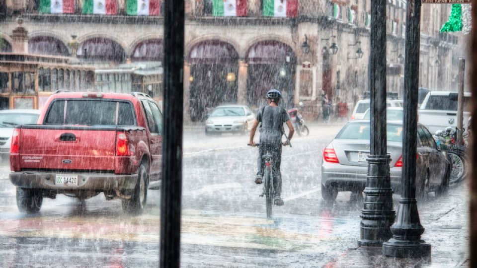 Veracruzanos cantan y bailan al recibir primeras lluvias del temporal