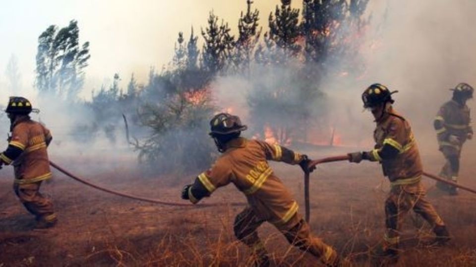 Bomberos combaten incendios. Foto: EFE/ Elvis González.