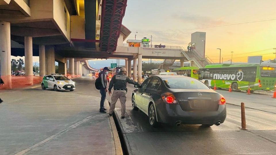 Los agentes de Movilidad retiraron las unidades de taxis 'piratas' que se estacionaban en la estación Sendero del Metro