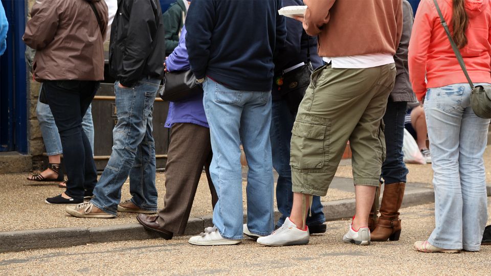 Personas haciendo fila de espera.