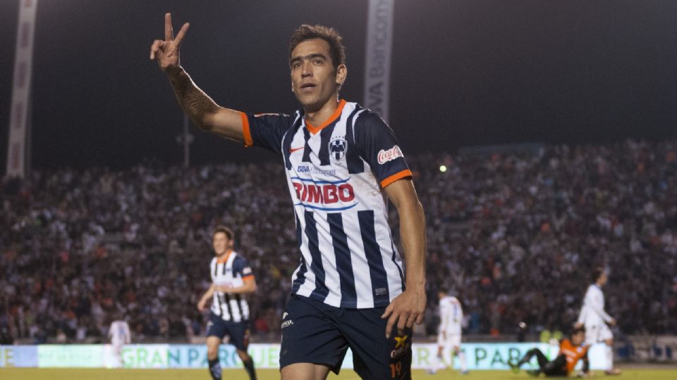 César Delgado celebrando un gol con Rayados en el Estadio Tecnológico