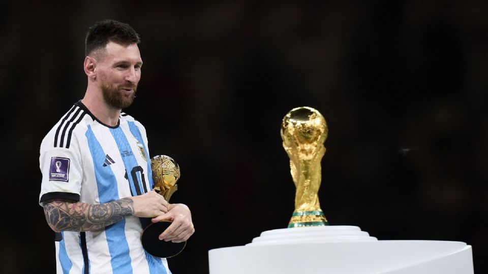 Fotografía de archivo de Lionel Messi y la Copa del Mundo que ganó con Argentina en el 2022