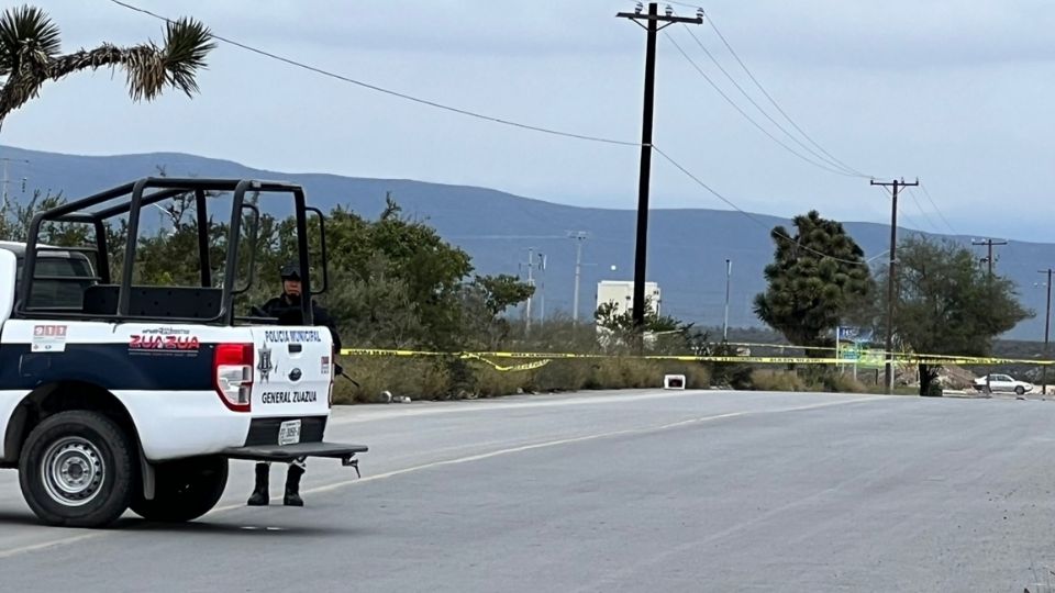 Policías acuden al sitio donde fue hallada la hielera con los restos humanos. | Especial.