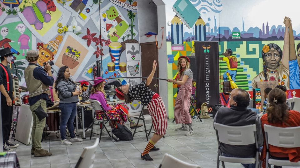 Foto: EFE. Artistas del Emergency Circus se presentan en las instalaciones del albergue Espacio Migrante, el 23 de diciembre de 2022, en Tijuana (México).