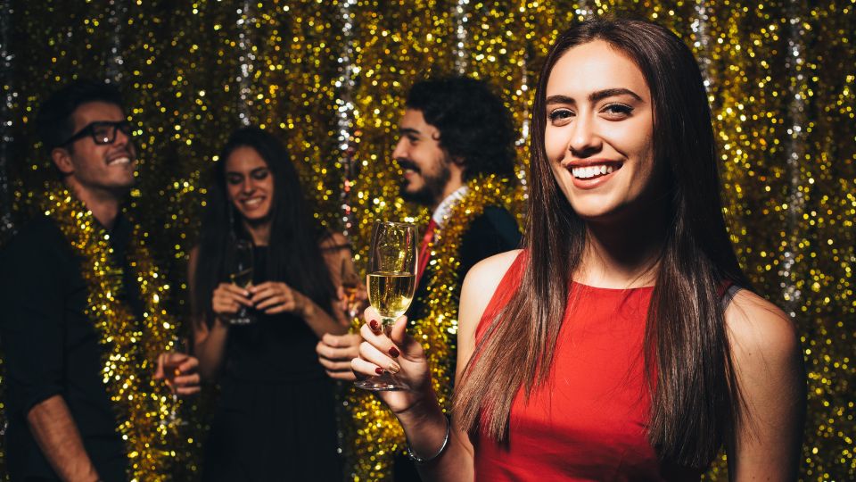 Mujer viste de color rojo en la fiesta de Año Nuevo. | Especial.