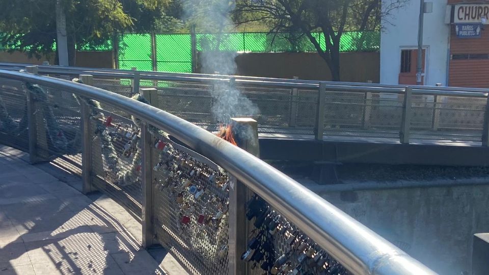 Fuego brota desde el Puente del Amor, en Santa Lucía. | Foto: Carlos Enríquez / ABC Noticias.