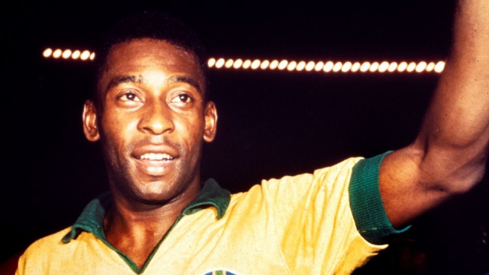 Pelé con la camiseta de la Selección de futbol de Brasil, con la que ganó tres Mundiales