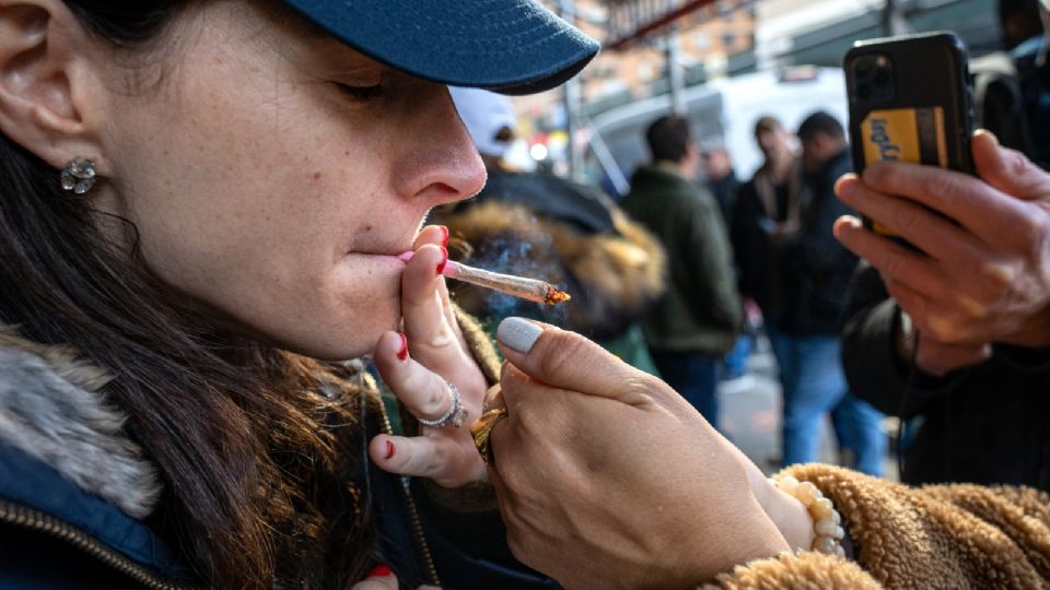 Foto: EFE/Una persona enciende un cigarillo de marihuana hoy, durante la apertura de Housing Works Cannabis, el primer dispensario legal de marihuana situado en la parte baja de la Avenida Broadway, en el sur de Manhattan en Nueva York