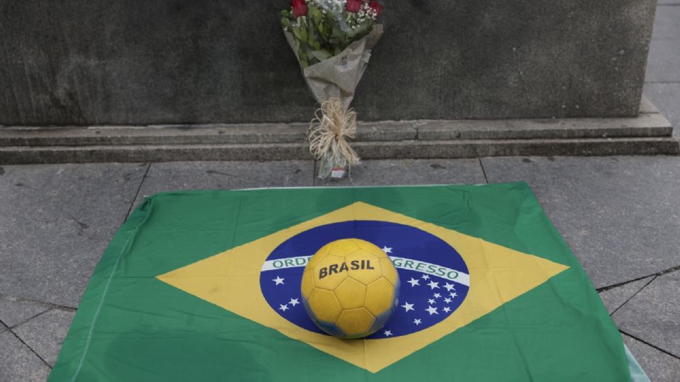 Elementos simbólicos a modo de altar en tributo a Pelé. Foto: EFE/ Antonio Lacerda