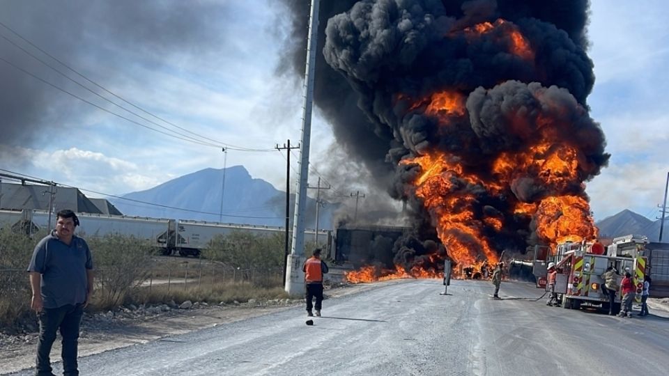 Explosión tras impacto de tren contra pipa en Salinas Victoria. | Especial.