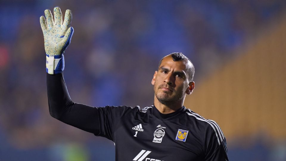 El portero de Tigres, Nahuel Guzmán, en el calentamiento previo a un partido en el Estadio Universitario