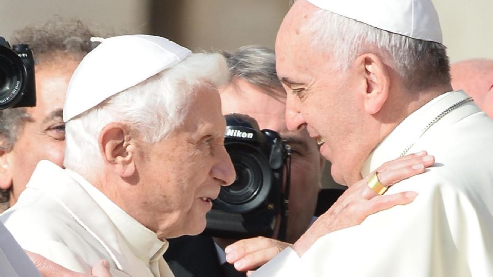 Foto: EFE. El Papa Emérito Benedicto XVI (i) saluda al Papa Francisco (d) durante una misa por las personas mayores en la Plaza de San Pedro