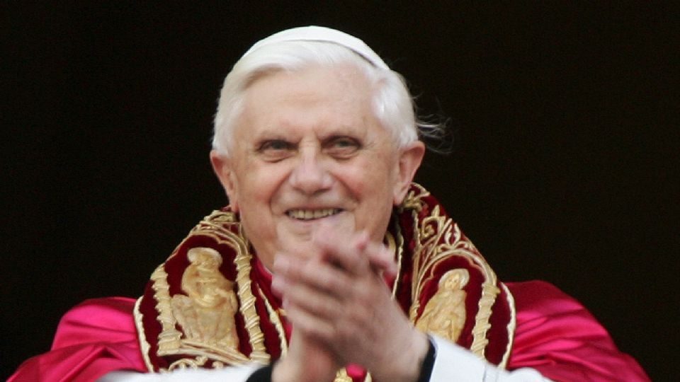 Foto: EFE / el recién elegido Papa Benedicto XVI saluda a los peregrinos mientras está de pie en el balcón de la Basílica de San Pedro después de su elección en la Ciudad del Vaticano, el 19 de abril de 2005.