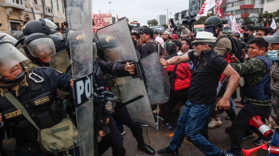 Foto: EFE. Manifestantes que respaldan al destituido presidente Pedro Castillo enfrentan a la Policía, hoy, a las afueras de la Prefectura de Lima, donde permanece detenido el ahora expresidente, hoy, en Lima (Perú).