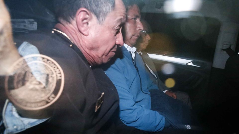 El destituido presidente de Perú Pedro Castillo sale detenido en un vehículo policial de la Prefectura de Lima hoy, en Lima (Perú). Foto: EFE / Renato Pajuelo