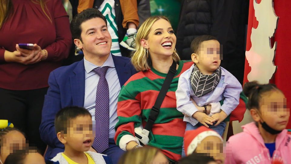 Samuel García y Mariana Rodríguez con niños del DIF Capullos y Monarca. Foto: Cortesía