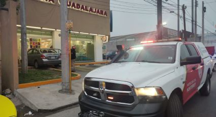 Vehículo choca y termina dentro de una farmacia en Monterrey