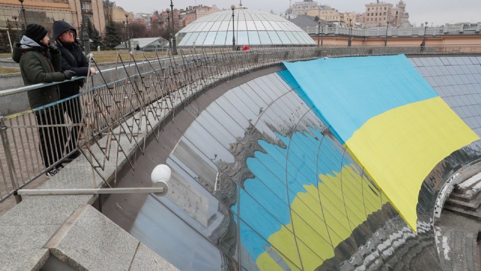 Bandera de Ucrania afuera de un centro comercial en Kiev. Ucrania. Foto: EFE / EPA / Sergey Dolzhenko