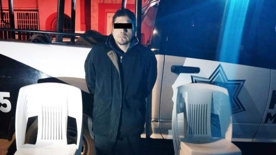 Hombre detenido con las sillas que intentó robar.