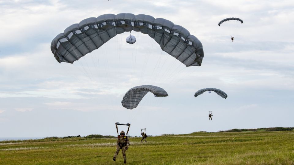 Soldados en aterrizaje. Foto: @DeptofDefense