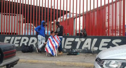 Migrantes haitianos improvisan barbería en Monterrey