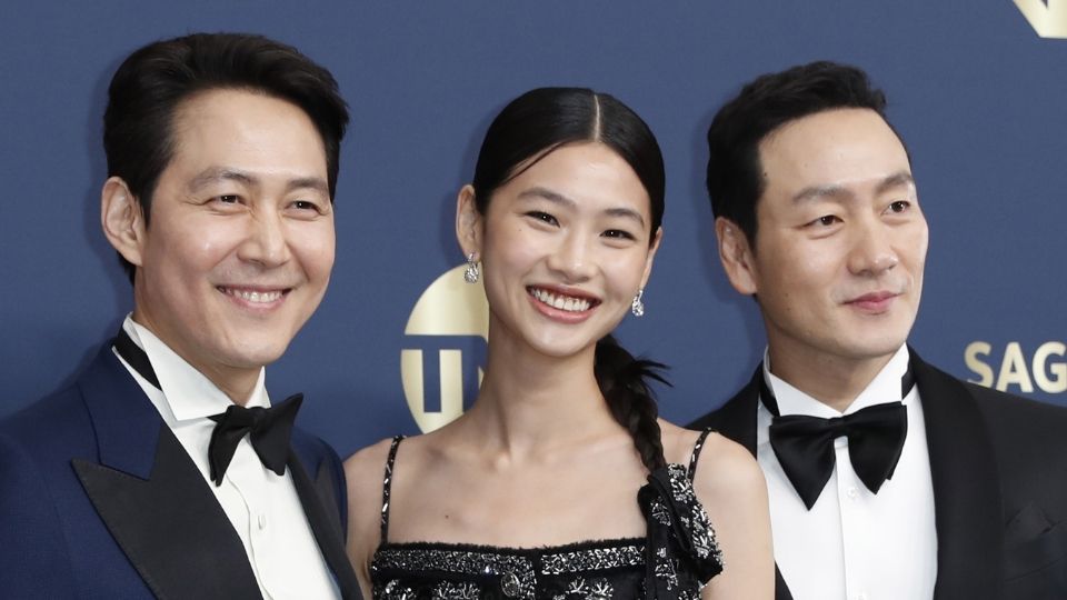 El elenco de 'El juego del calamar'; Lee Jung-jae, HoYeon Jung y Park Hae-soo en la alfombra de los SAG Awards.