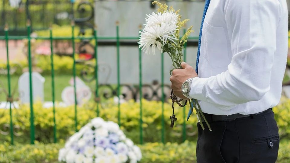 Investigan a hombre por ocultar el cadáver de su mujer en su casa, durante tres meses.