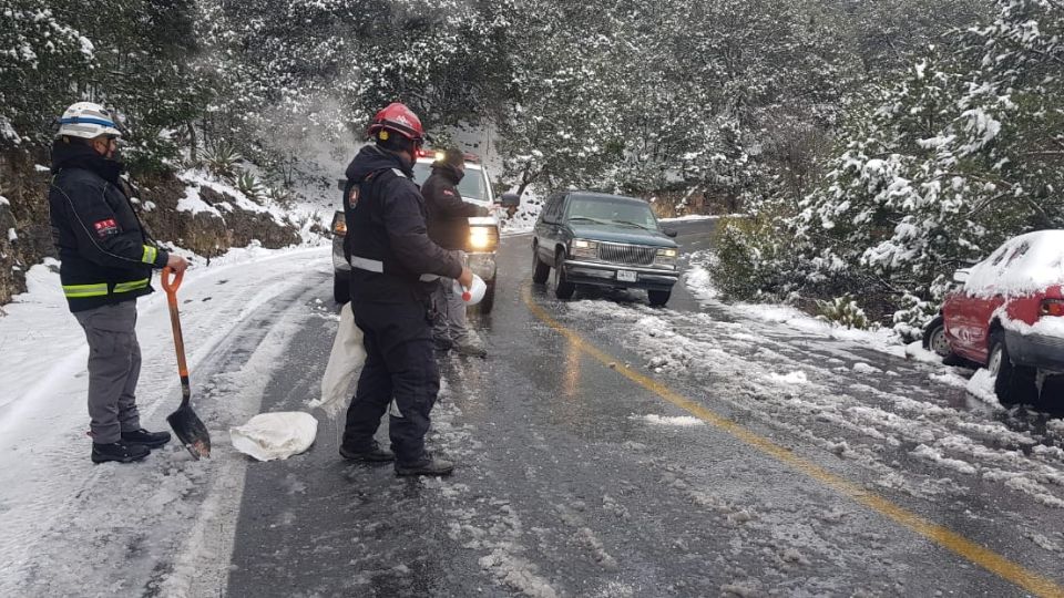 Protección Civil atiende afectaciones tras nevadas en Nuevo León.