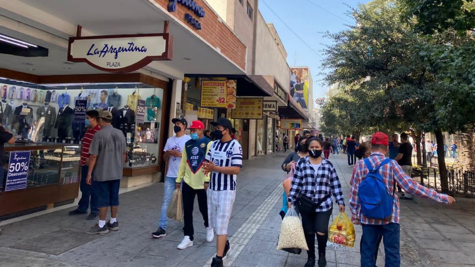 Personas caminando en el centro de Monterrey