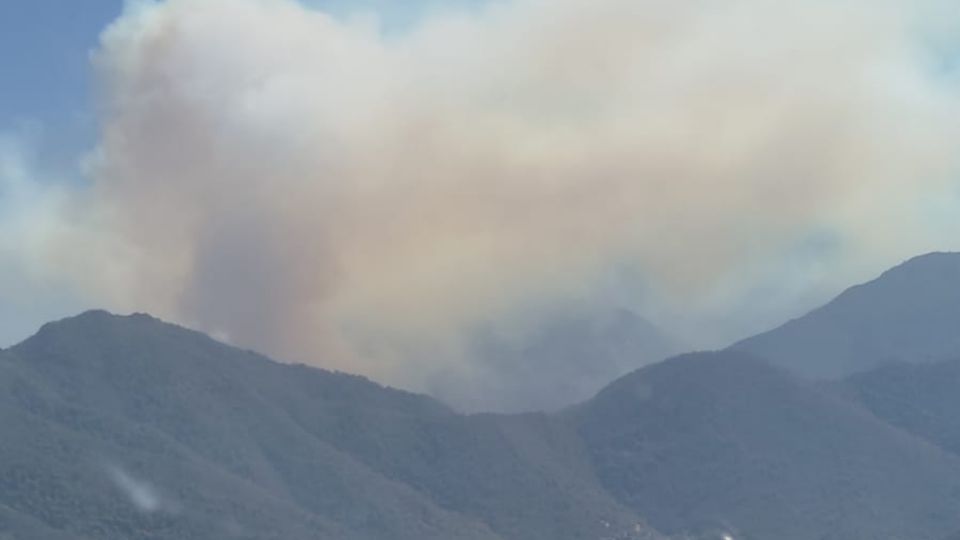 Nace incendio en la sierra de Santiago.