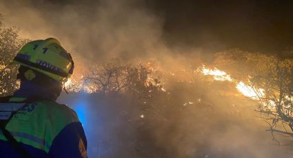 Combaten incendio en zona baja del Cerro de las Mitras