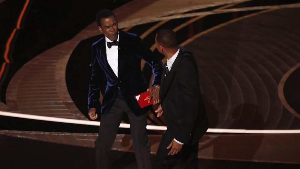 Will Smith golpea a Chris Rock.