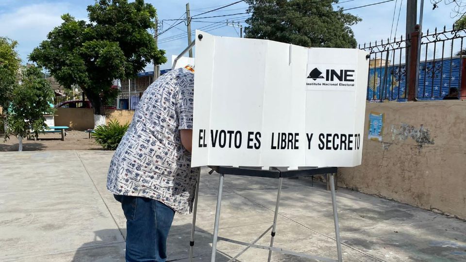 Persona emite su voto. Foto: Facebook: INE México.