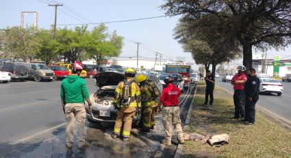 Se incendia auto sobre Avenida Churubusco, en Monterrey