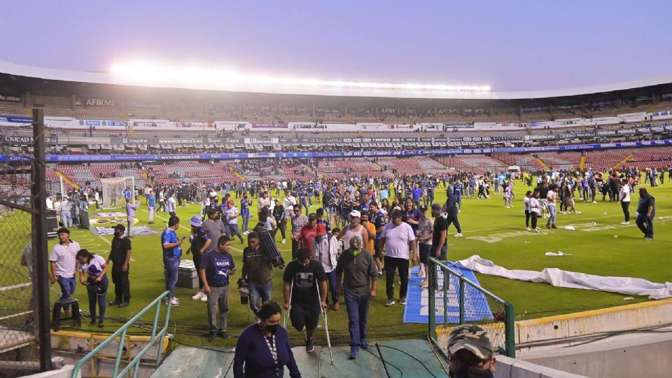 Estadio Corregidora con gente en la cancha.