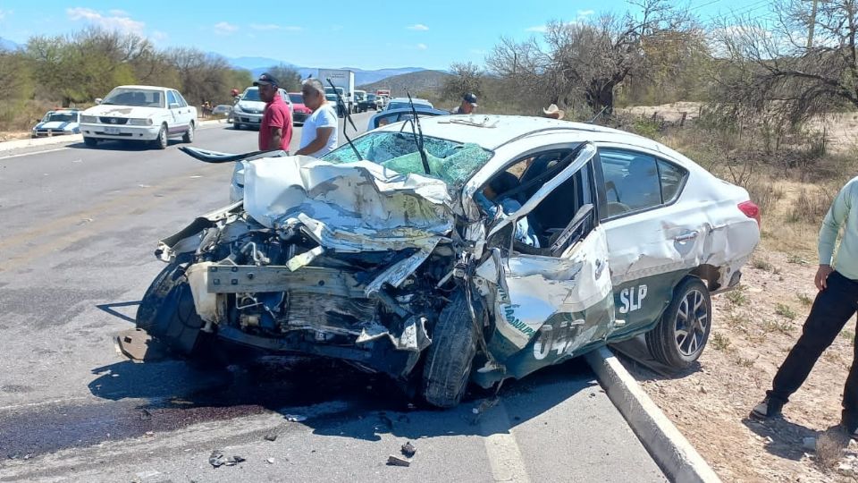 Taxi accidentado en donde viajaban siete personas.