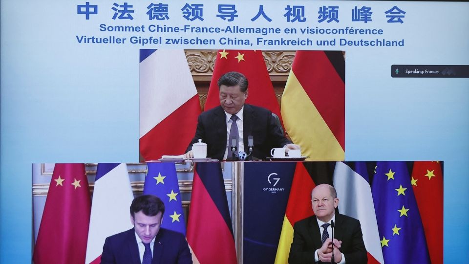 Emmanuel Macron presidente de Francia, el canciller Alemán Olaf Scholz y el presidente chino Xi Jinping. Foto: EFE / EPA / Benoit Tessier / Pool Maxppp