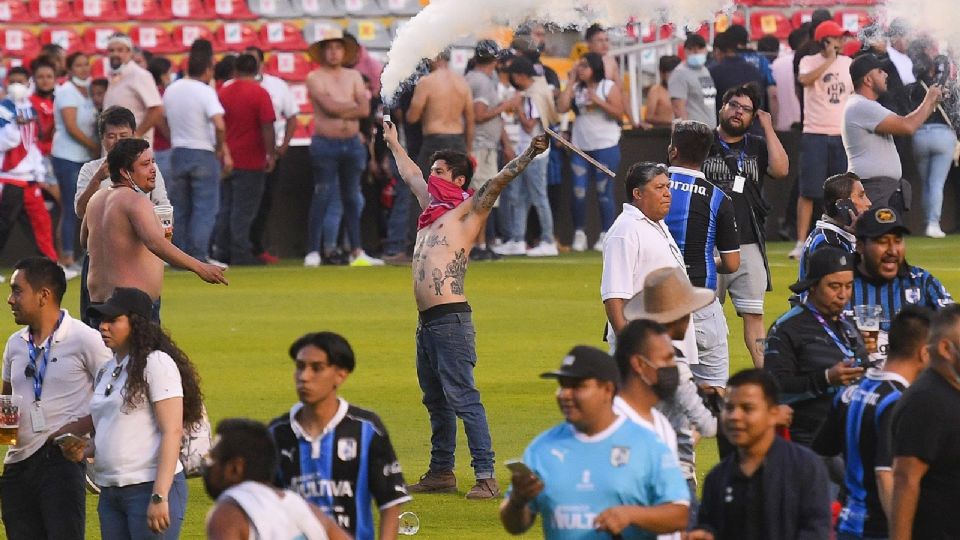 Aficionado de Gallos Blancos en el Estadio Corregidora.