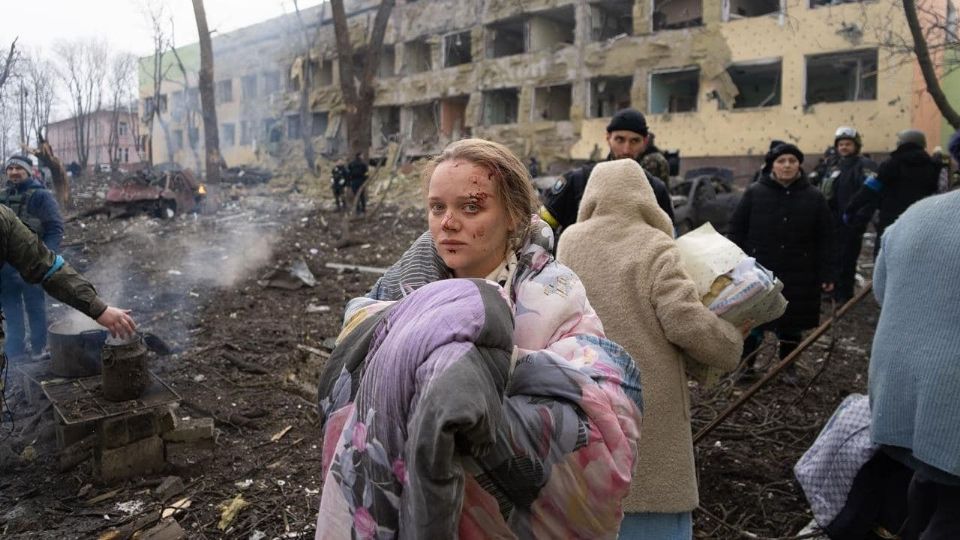 Mujer afectada tras el ataque de Rusia. Foto: @FCShakhtar