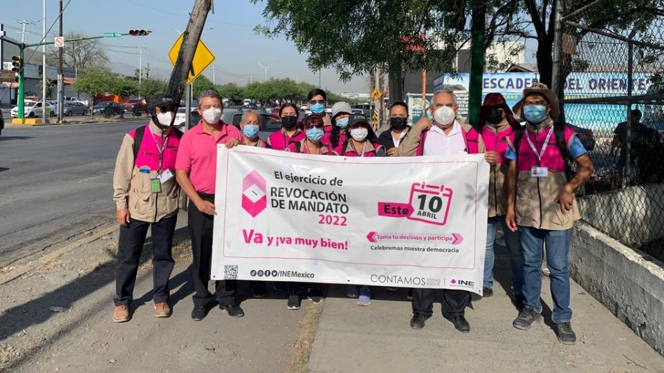 Trabajadores del INE con lona de la Revocación de Mandato. Foto: @inenuevoleon.