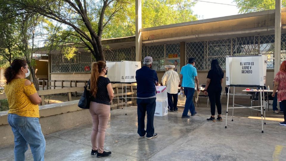 Esperan personas su turno de acudir a la casilla al interior del plantel educativo. Foto: Maguelsy Caballero.