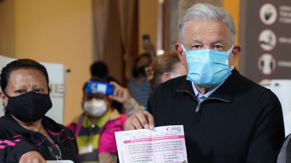 López Obrador anula su voto en la Revocación de Mandato. Foto: @lopezobrador_.