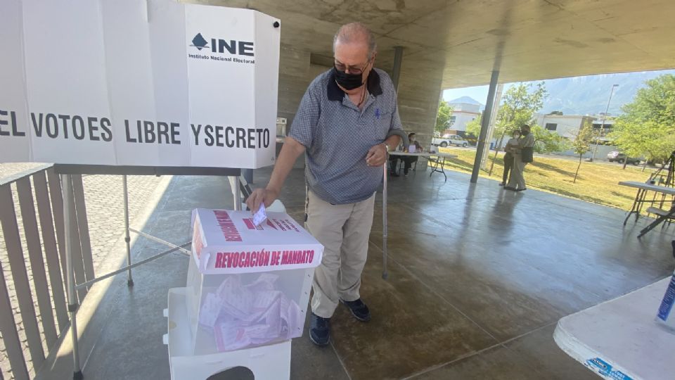 Adulto votando. Foto: Fabricio Gallegos.