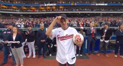 Tom Hanks y 'Wilson' lanzan primera bola en partido de Cleveland